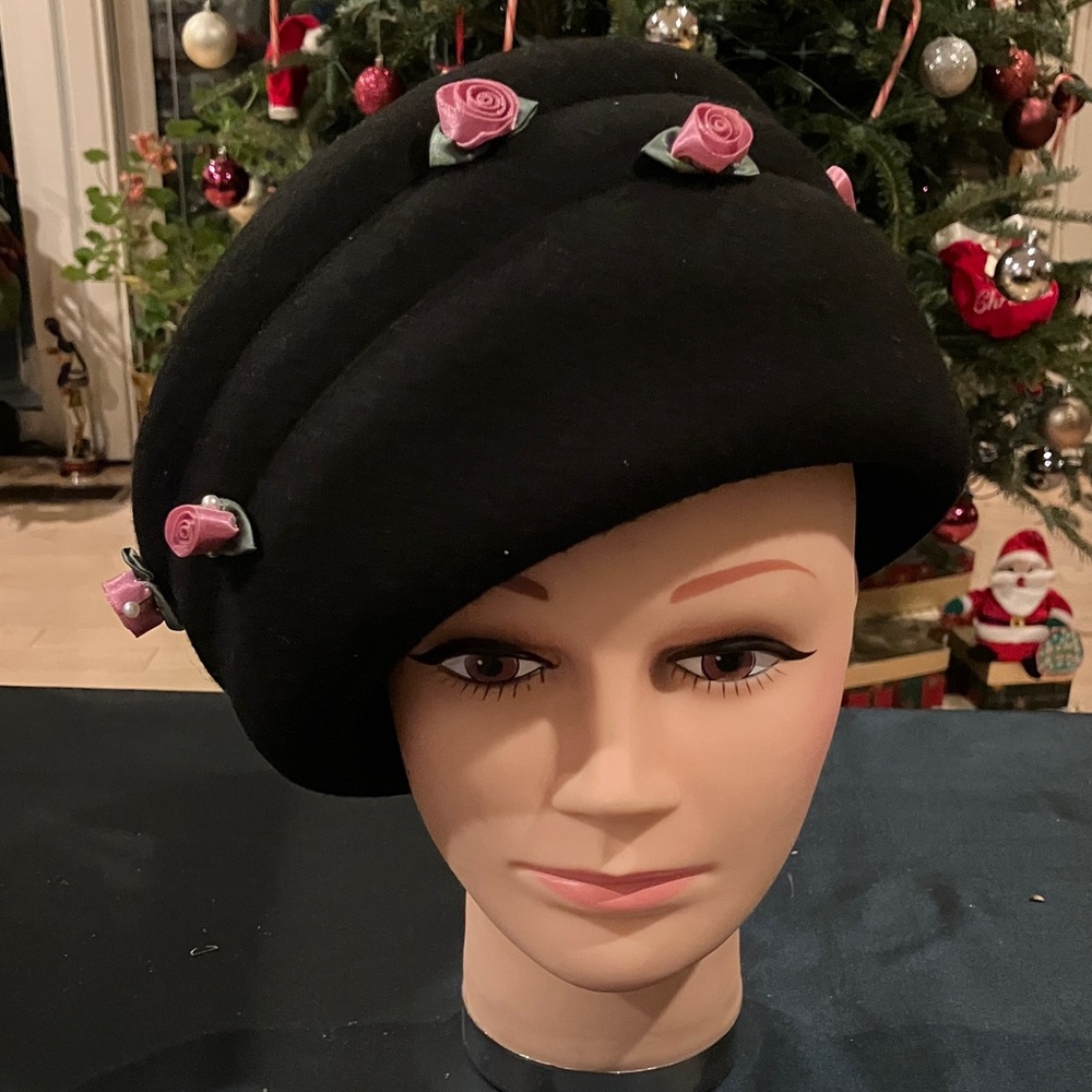 Elegant Black Wool Beret with Pink Rose Accents